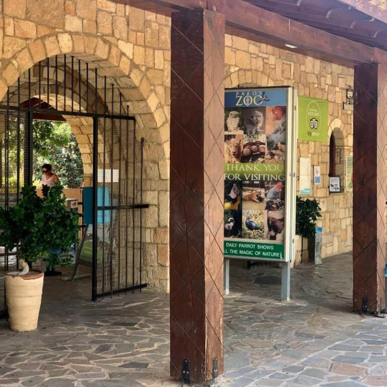 Zoo entrance with thank you sign.